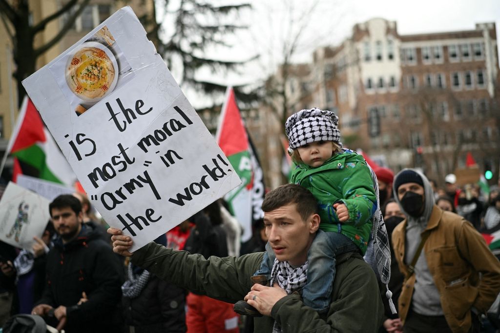 Warga berdemonstrasi di Washington DC, Amerika Serikat, Sabtu (2/3/2024), menentang kebijakan Pemerintah Amerika Serikat di Gaza.