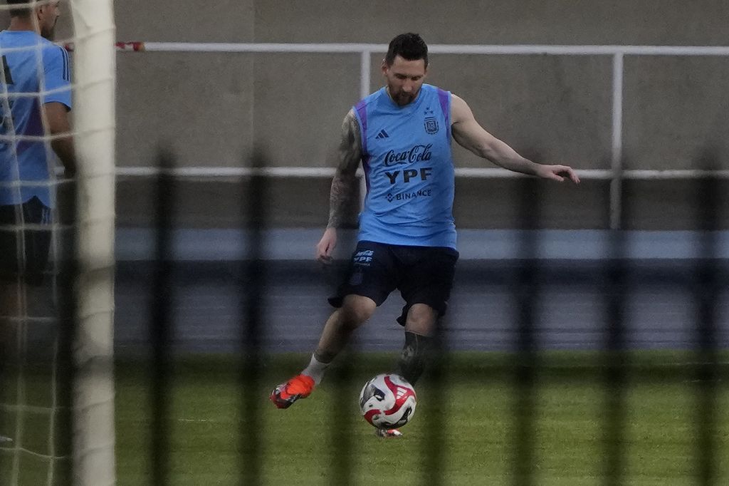 Bintang sepak bola dari Argentina, Lionel Messi, sedang berlatih bersama timnas Argentina di Beijing, China, Selasa (13/6/2023), Argentina akan melawan Australia dalam laga persahabatan di Beijing, Kamis (15/6/2023). 