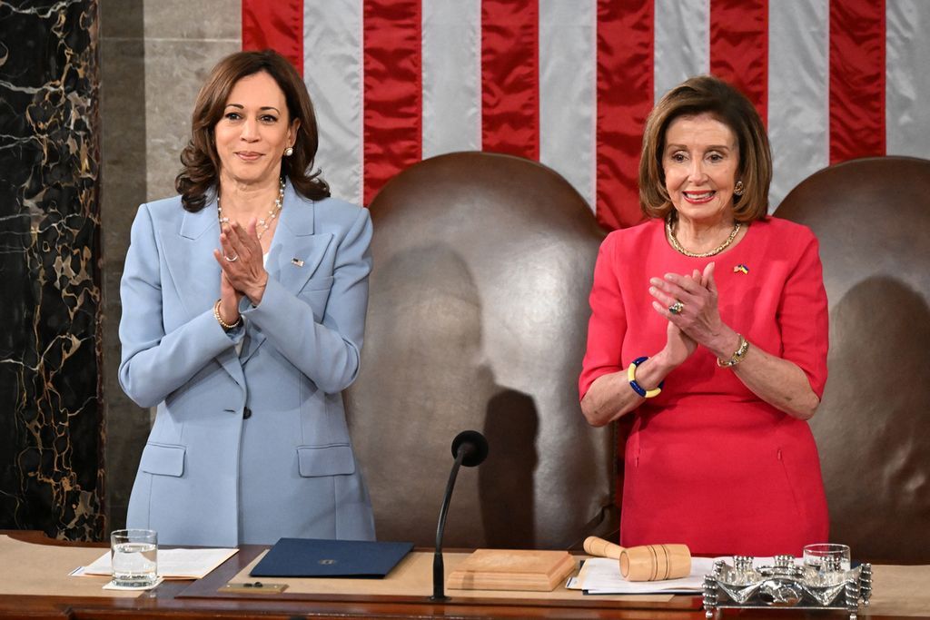  Wakil Presiden Amerika Serikat Kamala Harris (kiri) bersama Ketua DPR AS Nancy Pelosi di Washington DC, AS, 17 Mei 2022.