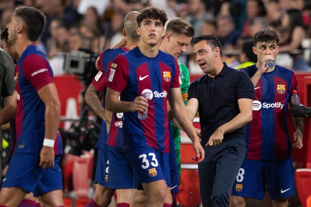 Barcelona coach Xavi Hernandez gives instructions to his players in the Spanish League match between Sevilla and Barcelona at Ramon Sanchez Pizjuan Stadium, Sevilla, on Monday (27/5/2024) early morning WIB. The match marked Xavi's final game as Barcelona coach.