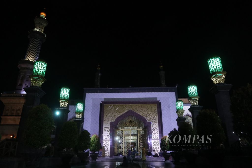 Suasana bagian depan Masjid At-Taqwa, Kota Cirebon, Jawa Barat, Sabtu (23/4/2022) malam. Pada 10 malam terakhir Ramadhan, masjid yang didirikan pada 1918 itu kerap dikunjungi jemaah. Selain menunaikan shalat Tarawih, jemaah juga beriktikaf.