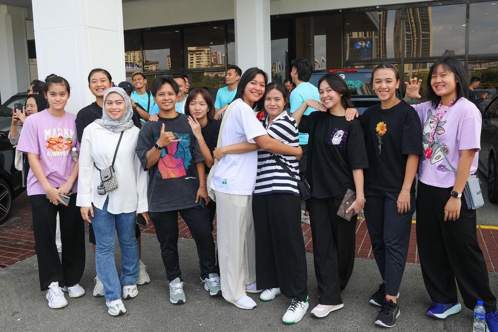 Tim bulu tangkis putri Indonesia yang akan berlaga di Kejuaraan Asia Beregu berfoto bersama di Selangor, Malaysia, Minggu (11/2/2024).