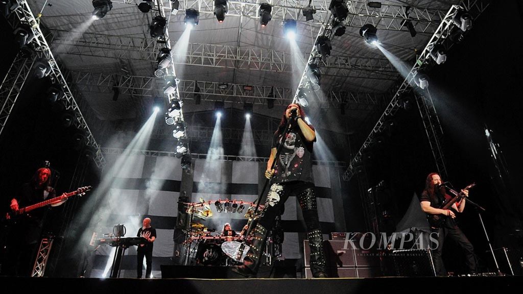 Band progresif metal asal AS, Dream Theater, dalam konser bertajuk Images, Words & Beyond, 25th Anniversary Tour, di Stadion Kridosono, Yogyakarta, Jumat (29/9/2017)