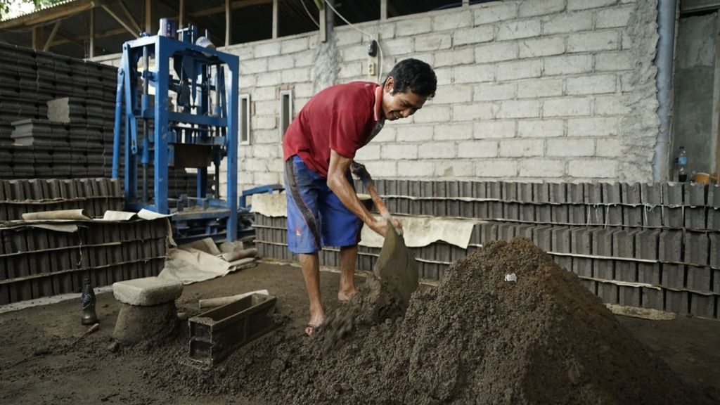 Pemanfaatan limbah PLTU atau FABA oleh masyarakat di Nusa Tenggara Barat 2022. 