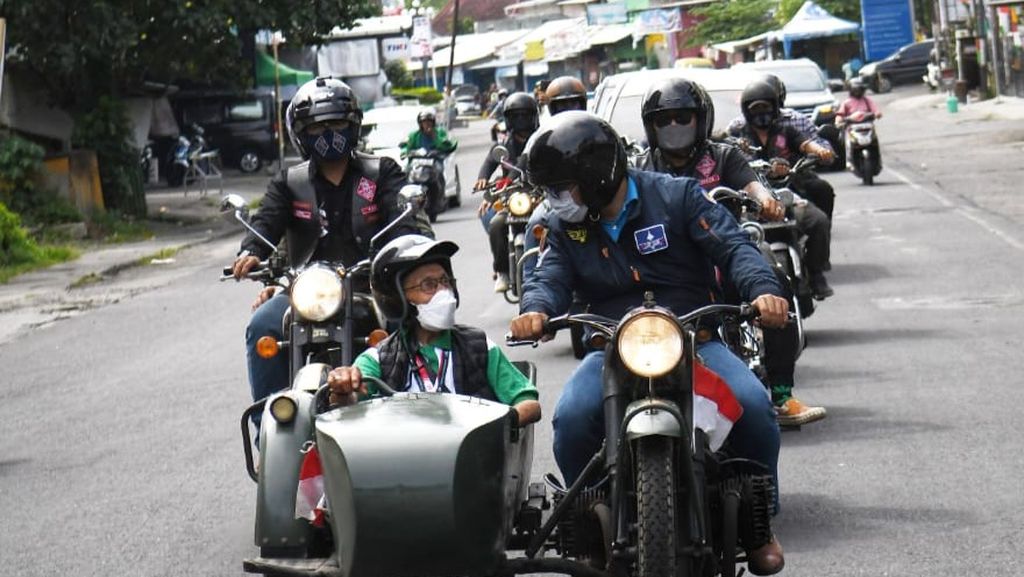 Gubernur Jawa Barat Ridwan Kamil (mengendarai motor) berbincang dengan legenda pebalap asal Jabar, Tjetjep Heryana, saat berkendara di Kota Mataram, Nusa Tenggara Barat, Minggu (20/3/2022). Mereka berkeliling sebelum menyaksikan gelaran MotoGP Mandalika pada hari yang sama.