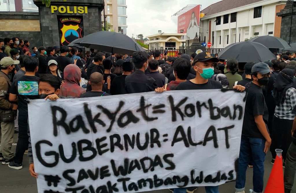 Mahasiswa menggelar sebuah spanduk mengkritik tidak adanya keberpihakan pemerintah terhadap kasus Wadas di depan Kantor Kepolisian Daerah Jawa Tengah, Kota Semarang (10/2/2022). Berkembangnya polemik di Wadas menyusul penolakan warga terhadap adanya penambangan yang dikhawatirkan merusak ruang hidup mereka sebagai petani. 