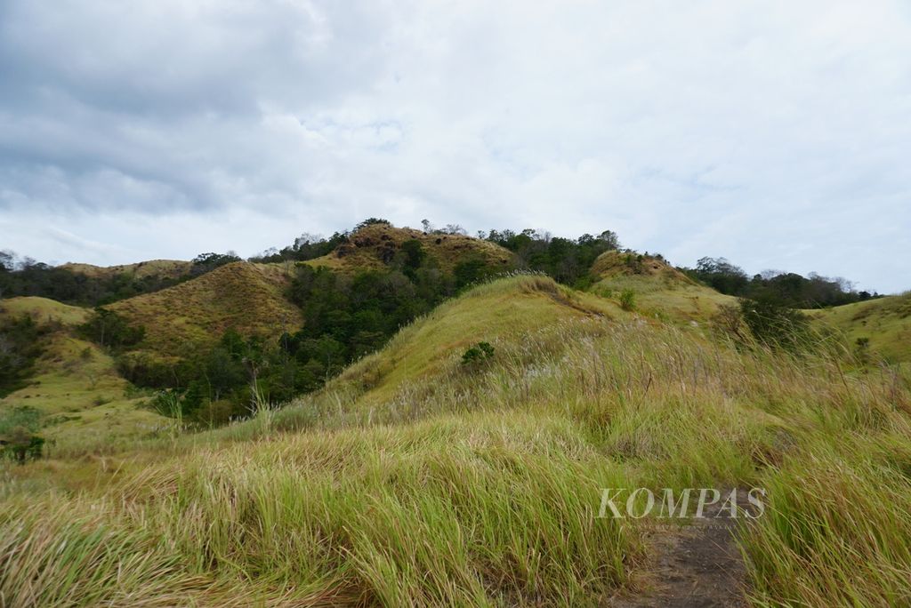 Pemandangan dari atas Bukit Larata, salah satu obyek wisata alam di Desa Kinunang, Likupang Timur, Minahasa Utara, Sulawesi Utara, pada Jumat (15/9/2023). Bukit yang dikelola oleh masyarakat itu diharapkan dapat membawa pemasukan bagi desa seiring dengan adanya Kawasan Ekonomi Khusus (KEK) Pariwisata Likupang seluas 197,4 hektar yang mencakup tiga desa, termasuk Kinunang.