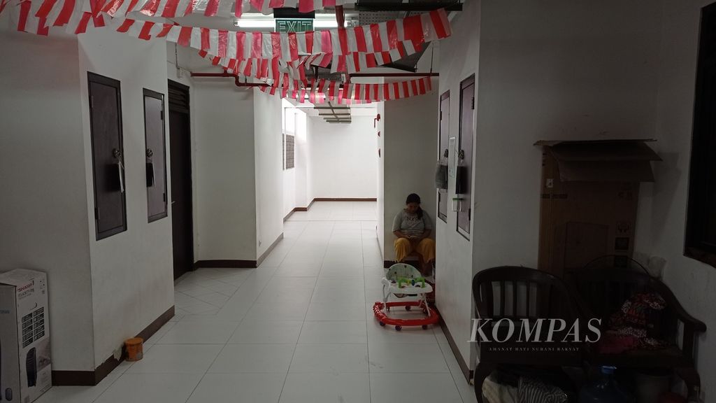 Koridor penghubung unit rumah di Kampung Akuarium, Penjaringan, Jakarta Utara, Senin (31/10/2022).