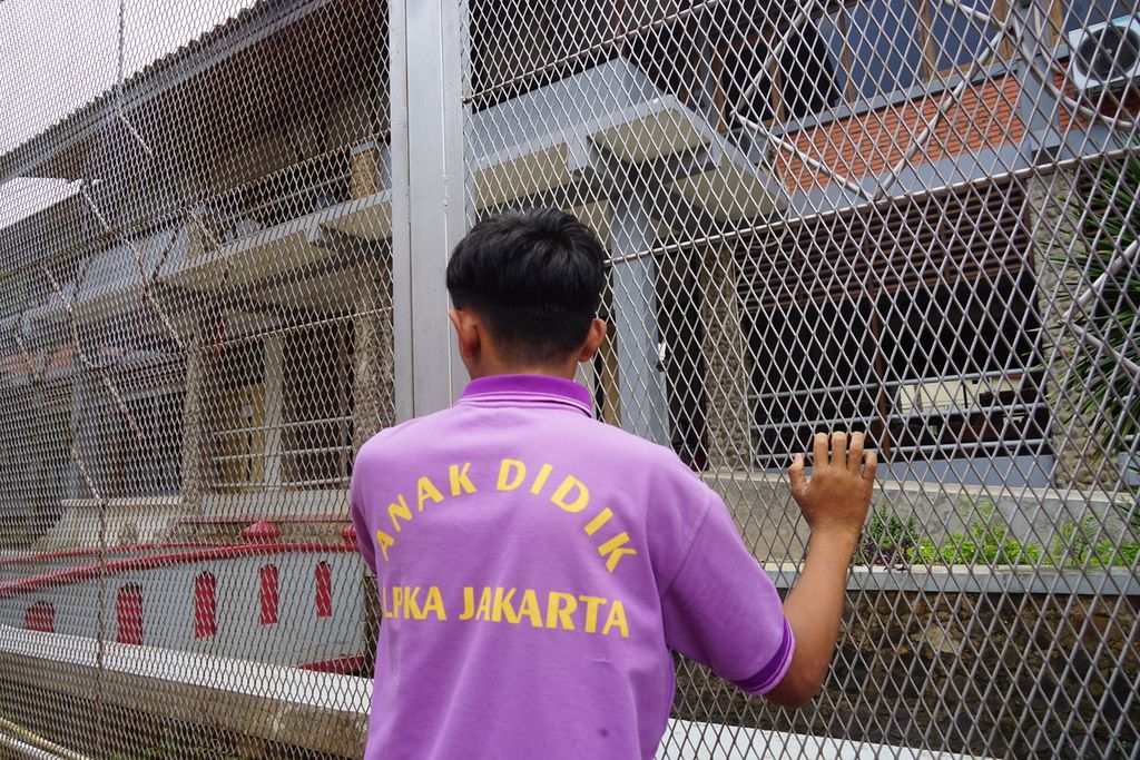WCR (18), anak binaan di Lembaga Pembinaan Khusus Anak Kelas II Jakarta, diprotret seusai melaksanakan shalat Idul Fitri bersama di Jagakarsa, Jakarta Selatan, Sabtu (22/4/2023).