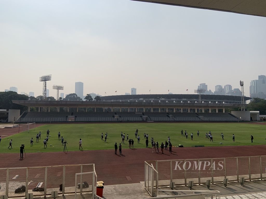 Suasana <i>coaching clinic </i>Papua Football Academy (PFA) di Stadion Madya, Jakarta, Jumat (8/9/2023). PFA merupakan akademi sepak bola modern yang dilatih oleh pelatih-pelatih berpengalaman dan bersertifikat internasional.