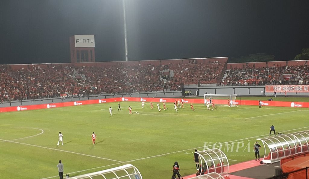 Suasana pertandingan Bali United kontra Persija Jakarta dalam pekan perdana BRI Liga 1 2022-2023 di Stadion Kapten I Wayan Dipta, Gianyar, Sabtu (23/7/2022).