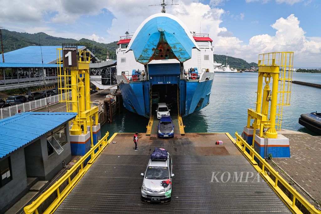Mobil antre keluar dari kapal feri yang bersandar di Pelabuhan Merak, Banten, Senin (15/4/2024). 