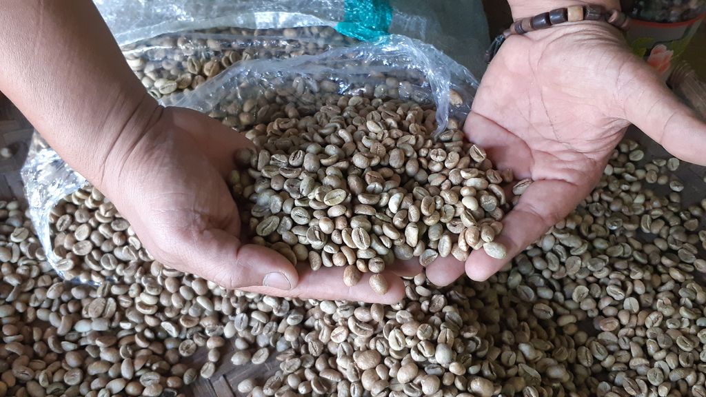 Kopi Kepahiang merupakan komoditas unggulan dari Bengkulu. Kopi ini memiliki cita rasa khas dan aroma buah-buahan yang memikat selera penikmat kopi. Harga kopi bubuk kualitas premium Rp 150.000 per kg.