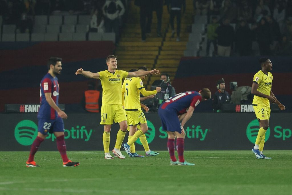 Striker Villarreal, Alexander Sorloth, merayakan gol yang dicetaknya ke gawang Barcelona pada laga La Liga, Minggu (28/1/2024) dini hari WIB.  