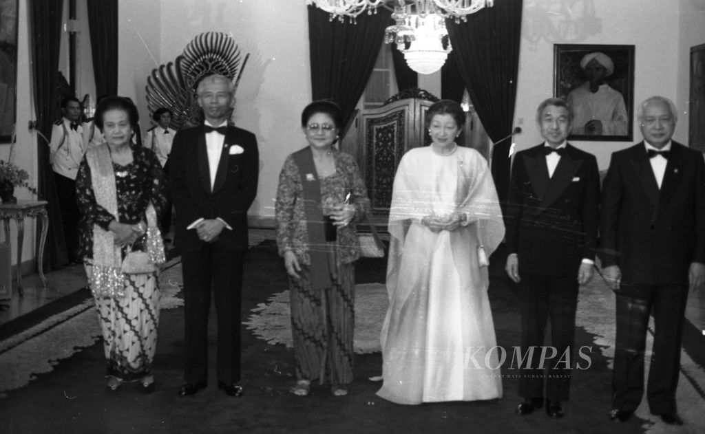 Foto bersama Kaisar Akihito (kedua dari kanan) dan Permaisuri Michiko (ketiga dari kanan) dengan Presiden Soeharto (kanan), Ibu Negara Tien Soeharto (ketiiga dari kiri), Wakil Presiden Sudharmono (kedua dari kiri) dan istri sesaat sebelum jamuan makan malam di Istana Merdeka dalam kunjungan Akihito ke Indonesia, Oktober 1991. 