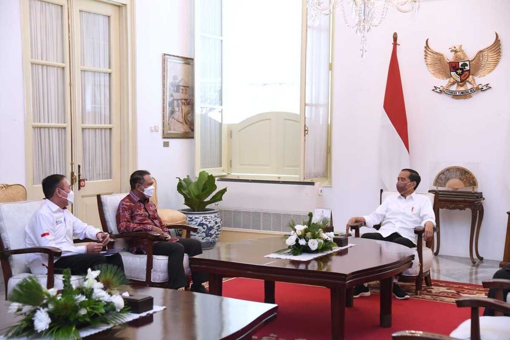  Presiden Joko Widodo saat menerima Menteri Pemuda dan Olahraga (Menpora) Zainudin Amali dan Ketua Umum Persatuan Sepak Bola Seluruh Indonesia (PSSI) Mochamad Iriawan di Istana Merdeka, Jakarta, Rabu (3/8/2022)