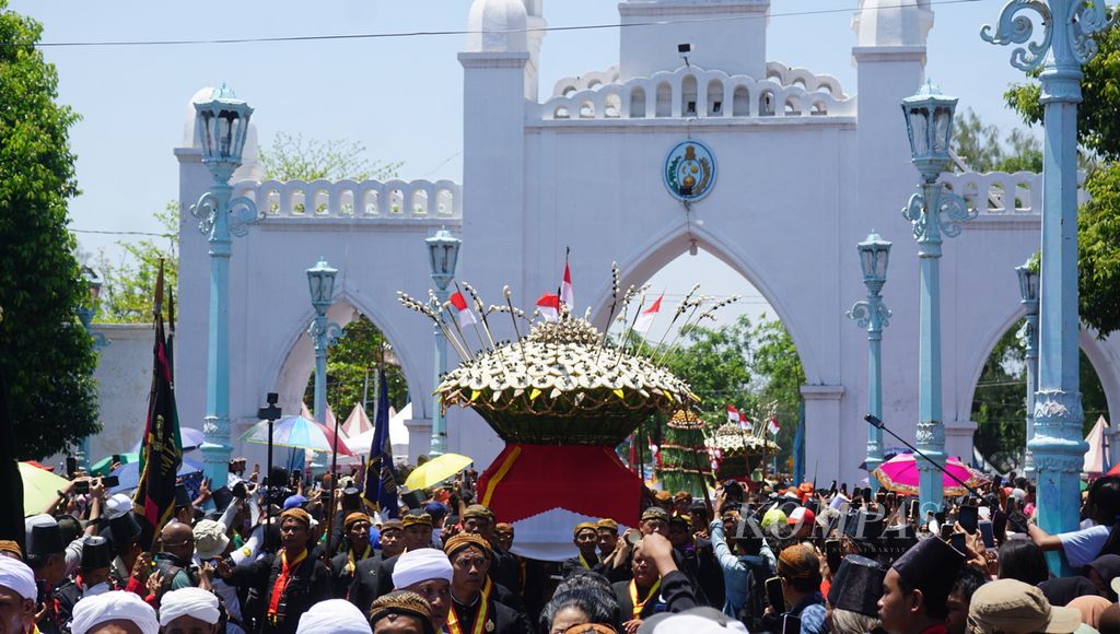 Salah satu gunungan yang digotong abdi dalem dari Keraton Surakarta di Masjid Agung Keraton Surakarta, Kota Surakarta, Jawa Tengah, Senin (16/9/2024). 