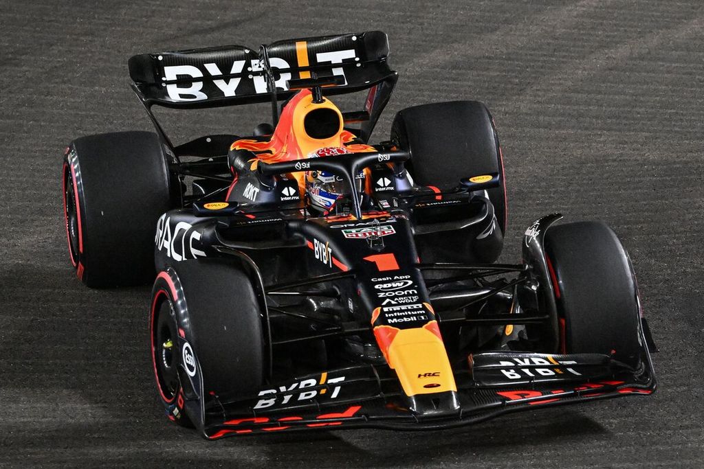 Pebalap tim Red Bull Racing, Max Verstappen, memacu mobilnya dalam sesi kualifikasi F1 seri Singapura di Sirkuit Marina Bay, Singapura, Sabtu (16/9/2023). Carlos Sainz merebut posisi start pertama.