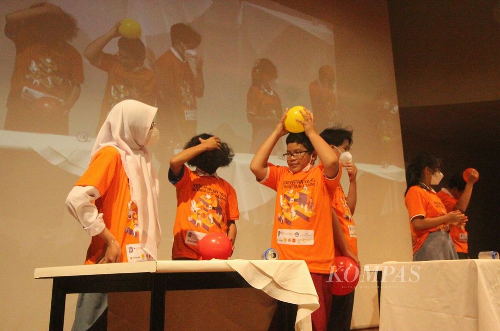 Sejumlah siswa mencoba eksperimen sains Kaleng Bergerak dalam pembukaan Science Film Festival 2022 yang diinisiasi Goethe-Institut, di Jakarta, Selasa (18/10/2022). Festival itu digelar secara <i>hybrid </i>di 55 kabupaten/kota di Indonesia pada 18 Oktober sampai 30 November 2022.