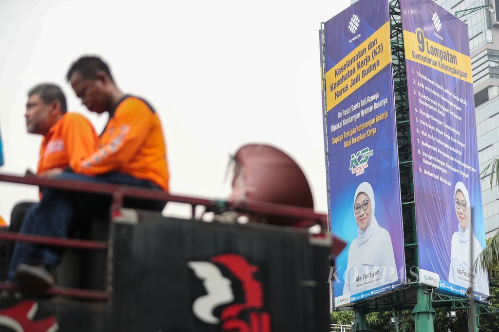 Presiden Partai Buruh Said Iqbal (kiri) duduk di atas mobil komando saat aksi di depan Kementerian Ketenagakerjaan, Jakarta, Kamis (21/9/2023). Mereka meminta pemerintah menaikkan upah minimum sebesar 15 persen pada 2024. 