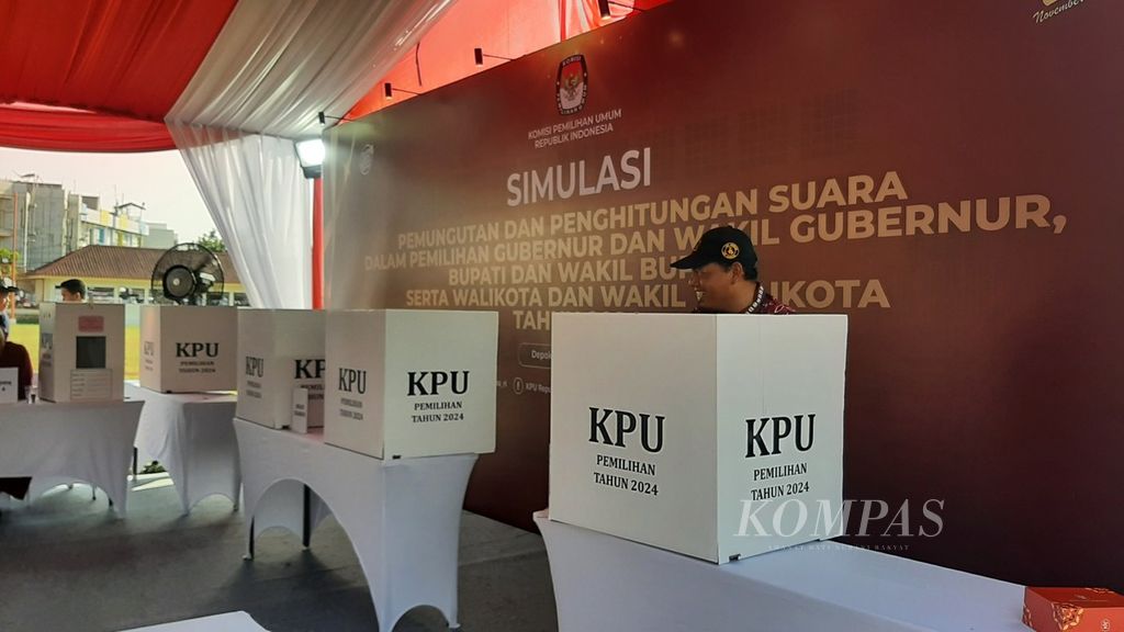 Pemilih saat berada di bilik suara dalam simulasi pemungutan dan penghitungan suara pilkada serentak 2024 digelar di Lapangan Sepak Bola Kukusan, Depok, Jawa Barat, Sabtu (7/9/2024).