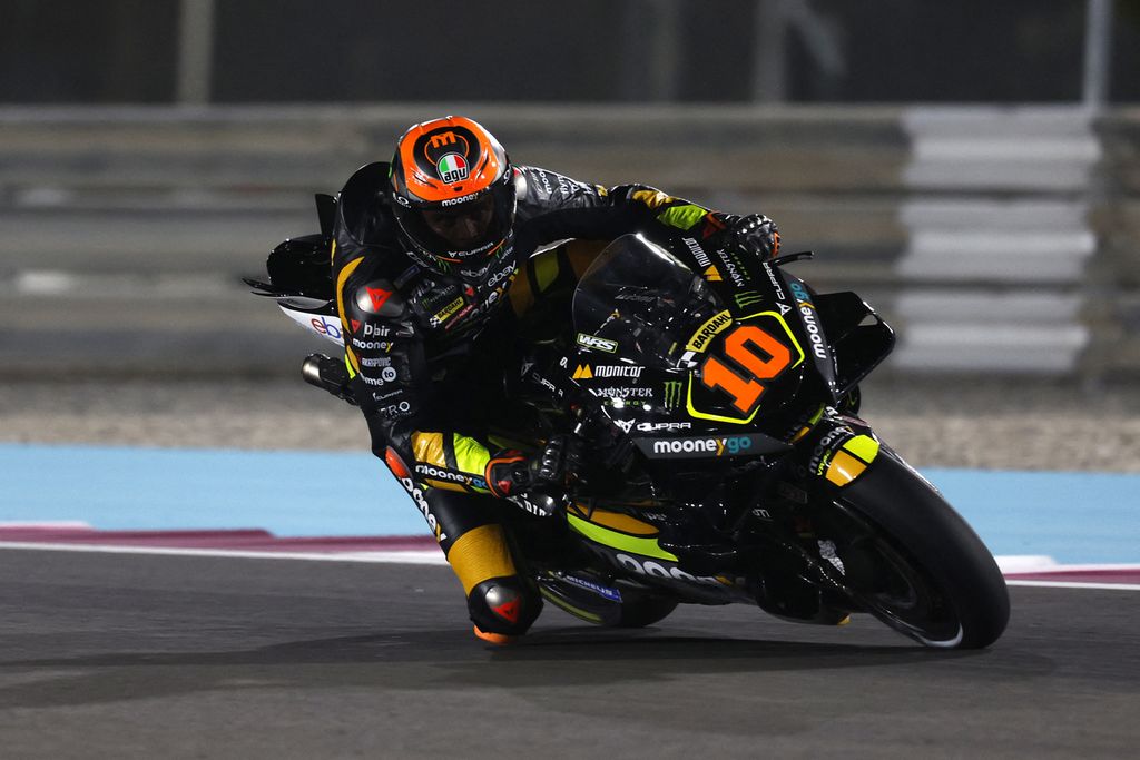 Pebalap Mooney VR46, Luca Marini, memacu sepeda motornya dalam balapan MotoGP Qatar di Sirkuit Internasional Lusail, Senin (20/11/2023) dini hari. 