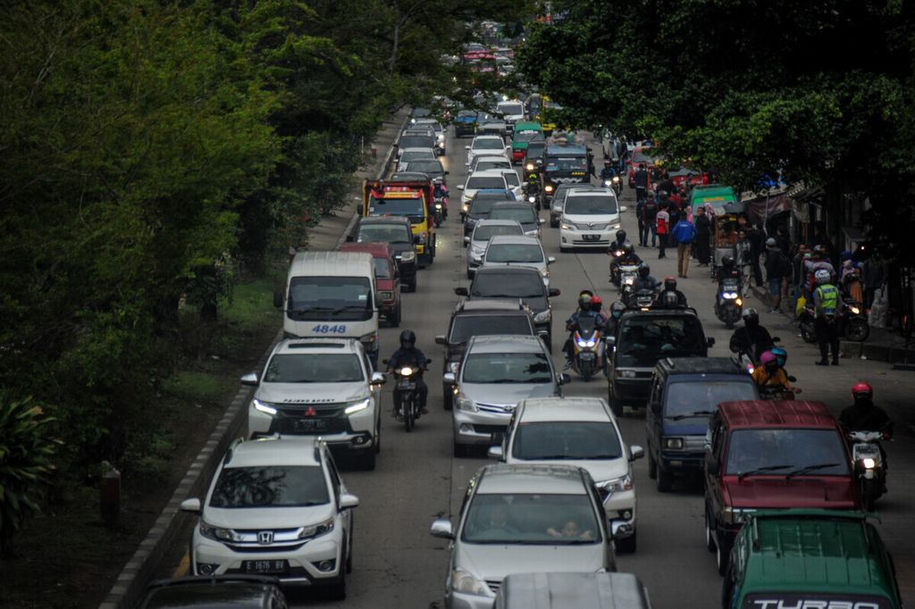 Suasana kepadatan kendaraan dari arah Garut dan Tasikmalaya menuju Gerbang Tol Cileunyi terjadi di Cipacing, Kabupaten Bandung, Jawa Barat, Minggu (1/11/2020). 