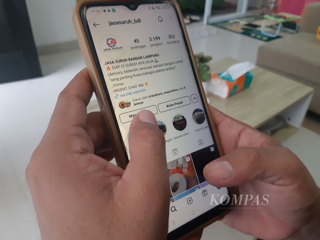 Seorang warga Kota Bandar Lampung, Lampung, sedang melihat akun Instagram @jasasuruh_bdl di gawainya, Rabu (7/8/2024). Layanan itu menawarkan jasa siap melakukan pekerjaan apa saja. 