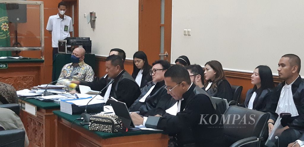 Inspektur Jenderal Teddy Minahasa (kiri) dan tim penasihat hukumnya dalam sidang pemeriksaan saksi untuk terdakwa Inspektur Jenderal Teddy Minahasa di Pengadilan Negeri Jakarta Barat, Kembangan Utara, Jakarta Barat, Senin (13/2/2023). Sidang itu menghadirkan delapan saksi, tujuh orang di antaranya adalah anggota polisi.