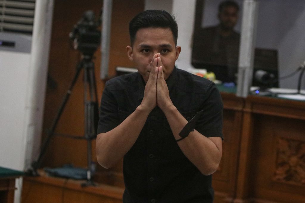 Terdakwa Richard Eliezer memberikan salam kepada wartawan di Pengadilan Negeri Jakarta Selatan, Rabu (25/1/2023).