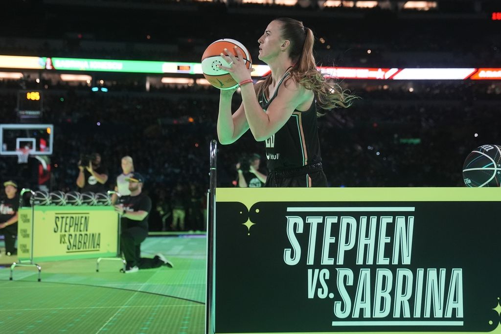 Sabrina Ionescu bersiap melakukan tembakan saat melawan Stephen Curry dalam kontes tiga angka NBA All-Star, Minggu (18/2/2024) dini hari WIB. 