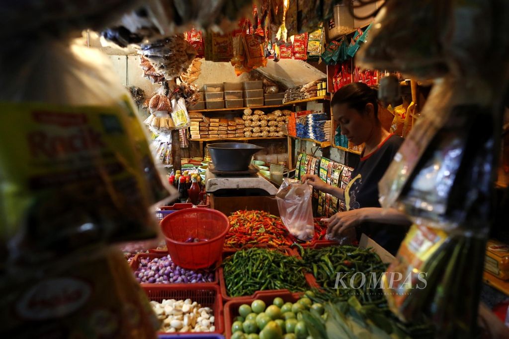 Pedagang sayur-mayur melayani pembeli di Pasar PSPT, Tebet, Jakarta, Senin (27/11/2023). Harga cabai rawit merah di pasar itu masih tinggi, pada kisaran Rp.100.000 per kilogram.