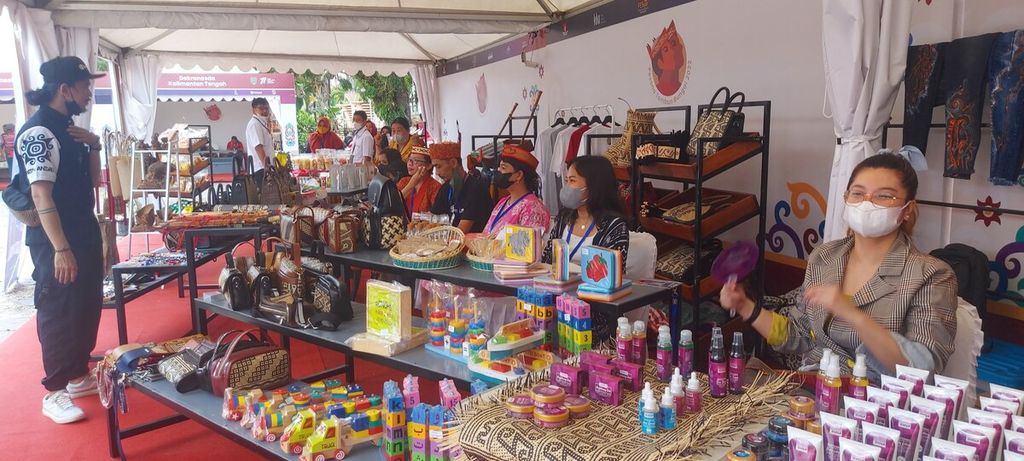 Peserta Pesona Tambun Bungai 2022 menjual berbagai kriya rotan dan produk unggulan dari Kalimantan Tengah di Kota Palangkaraya, Kamis (4/8/2022). Setidaknya 30 pelaku UMKM ikut serta dalam kegiatan tersebut.