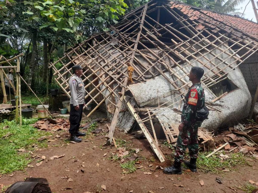 Salah satu rumah warga di Desa Cisontrol, Kecamatan Rancah, Kabupaten Ciamis, Jawa Barat, yang rusak berat karena diterjang hujan deras dan angin kencang pada Rabu (6/11/2024). Cuaca ekstrem melanda sejumlah wilayah di Jawa Barat dalam sepekan terakhir.