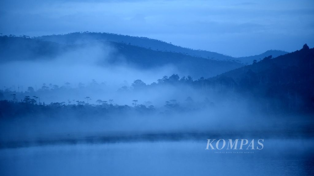 Kabut saat pagi hari di Danau Habema yang berada di kawasan Taman Nasional Lorentz, Kabupaten Jayawijaya, Sabtu (13/11/2021). Taman Nasional ini mencakup 10 wilayah kabupaten di pegunungan tengah Papua. 