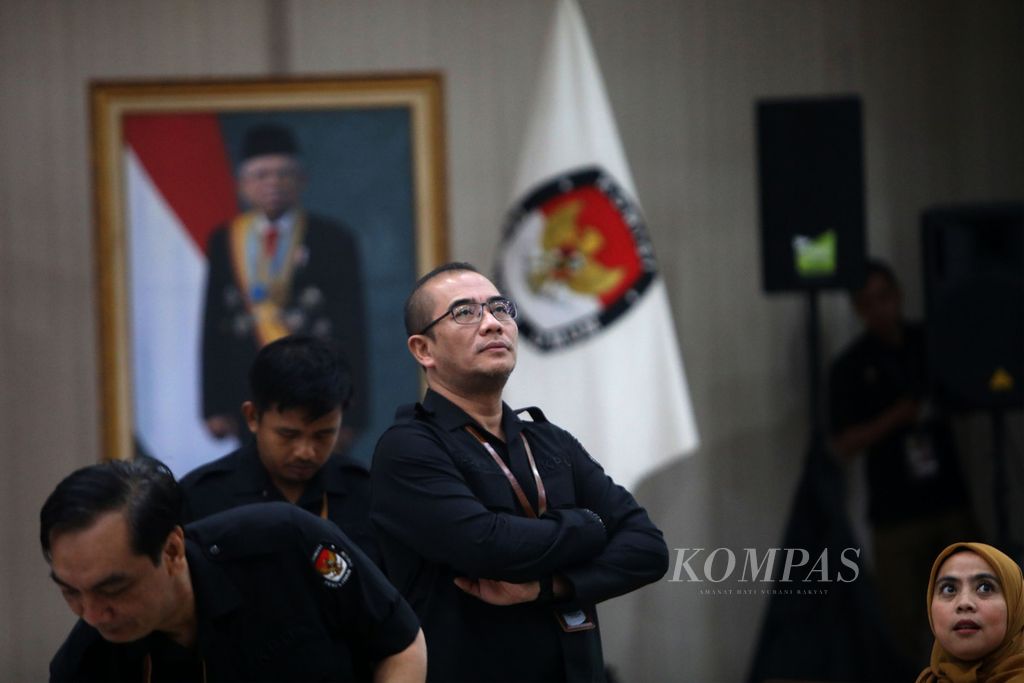 Ketua KPU Hasyim Asyari melihat layar elektronik yang menayangkan suasana di luar Gedung KPU saat partai politik akan melakukan pendaftaran sebagai calon peserta Pemilu 2024 di Kantor KPU, Jakarta, Rabu (10/8/2022). 
