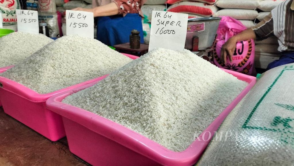 Harga beberapa jenis beras yang dijual di salah satu kios pedagang di Pasar Rejowinangun, Kota Magelang, Jawa Tengah, Selasa (20/2/2024).