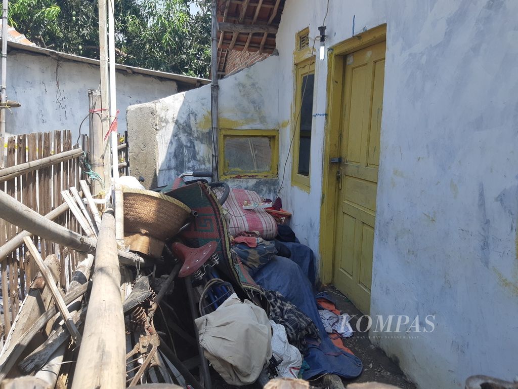 Tumpukan kasur dan barang lainnya teronggok di rumah M (60), pelaku yang diduga membunuh istrinya, Junah (63), di Desa Bangodua, Kecamatan Bangodua, Kabupaten Indramayu, Jawa Barat, Senin (7/9/2020). Jasad korban ditemukan dalam lantai kamar setelah menghilang lebih dari sebulan.