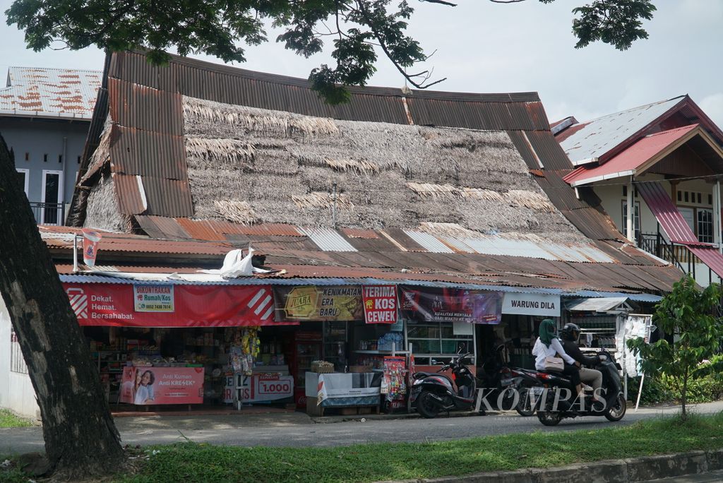 Rumah Gadang Kajang Padati yang bagian depannya tertutup warung-warung di Kelurahan Binuang Kampung Dalam, Kecamatan Pauh, Kota Padang, Sumatera Barat, Selasa (18/10/2022). 