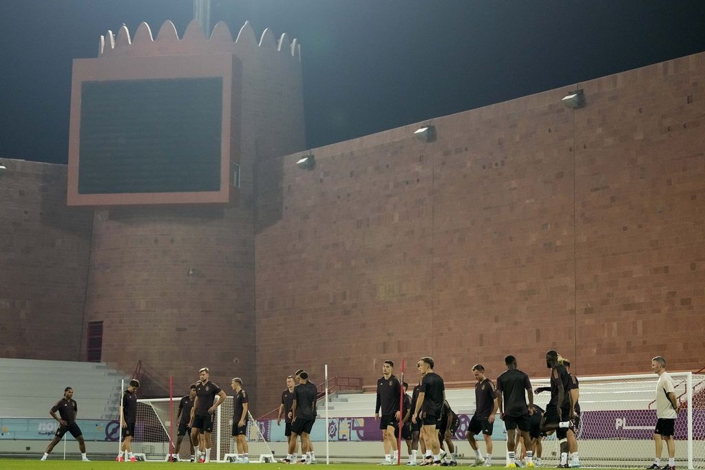 Para pemain timnas Jerman melakukan pemanasan dalam sesi latihan untuk menghadapi Spanyol di Al-Ruwais, Qatar, Sabtu (26/11/2022). 