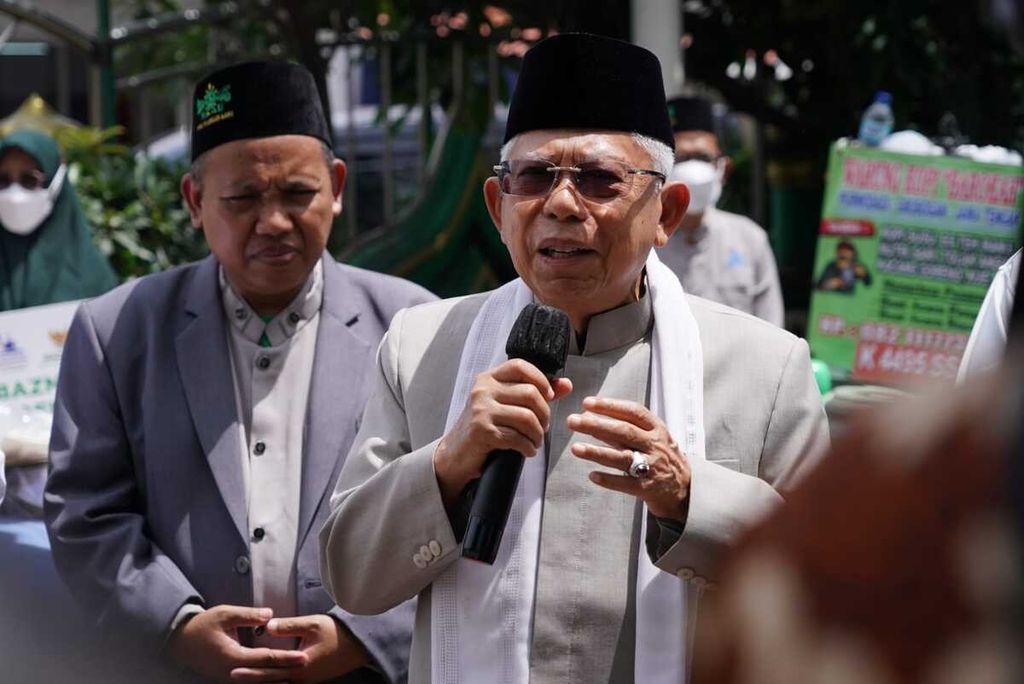 Wakil Presiden Maruf Amin memberikan keterangan kepada wartawan seusai menunaikan shalat Jumat dan membagikan bantuan Baznas kepada pelaku usaha kecil di Masjid At-Taqwa, Jakarta Timur, Jumat (6/1/2023).