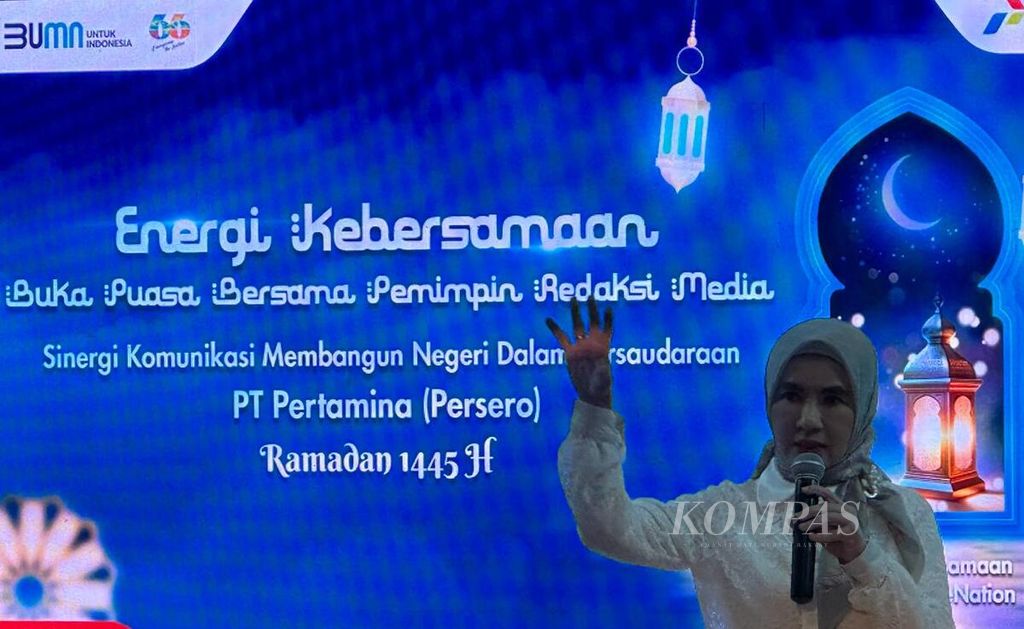 Direktur Utama PT Pertamina (Persero) Nicke Widyawati memberikan paparan tentang kebijakan energi baru terbarukan pada acara buka puasa bersama para pemimpin redaksi media, di Jakarta, Senin (25/3/2024) malam.