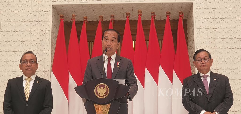 Presiden Joko Widodo memberikan keterangan kepada wartawan sebelum bertolak ke Abu Dhabi, Uni Emirat Arab, Selasa (16/7/2024).