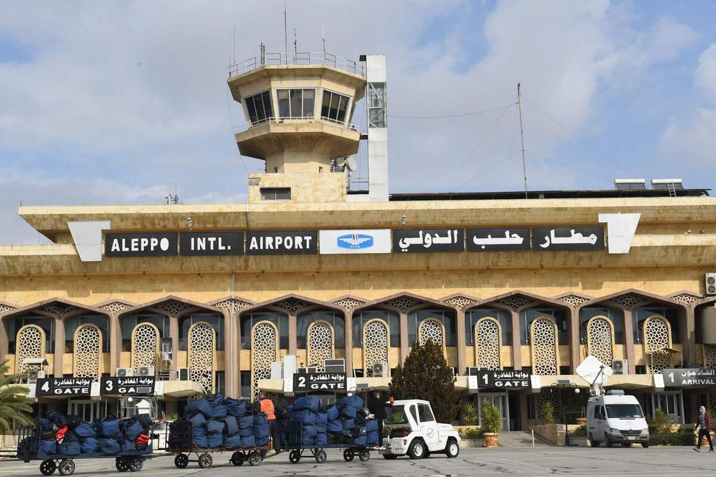 Tim penyelamat asal Aljazair tiba di Bandar Udara Internasional Aleppo, Suriah, 7 Februari 2023, sehari setelah gempa bermagnitudo 7,8 mengguncang dua negara bertetangga, Turki dan Suriah. 