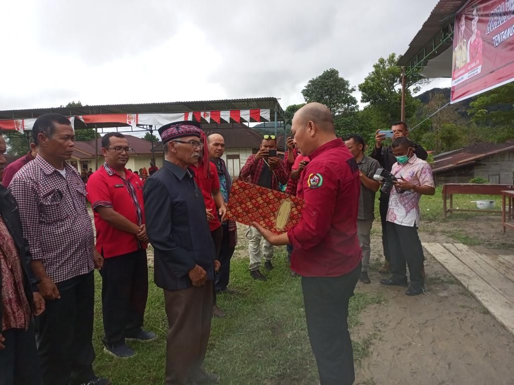 Bupati Tapanuli Utara Nikson Nababan (kanan) menyerahkan Surat Keputusan Bupati Tapanuli Utara tentang Pengakuan dan Perlindungan Masyarakat Adat Pansur Batu di Kecamatan Adian Koting, Tapanuli Utara, Sumatera Utara, Kamis (20/7/2023).