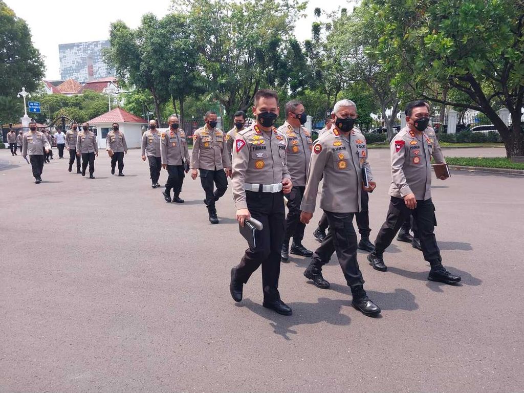 Para kapolda dan kapolres berjalan kaki menuju Istana Negara Jakarta, Jumat (14/10/2022). 