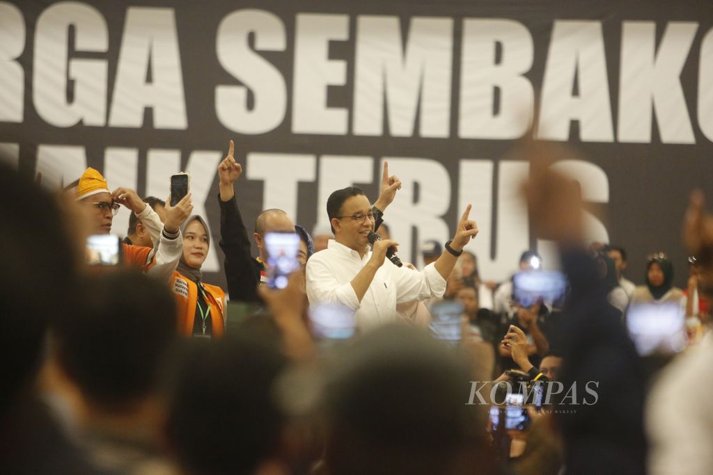 Calon presiden nomor urut 1, Anies Baswedan, menyampaikan orasi politiknya saat melawat ke Kendari, Sulawesi Tenggara, Selasa (9/1/2024). Anies melakukan konsolidasi serta berkampanye di hadapan simpatisan dan pendukungnya.