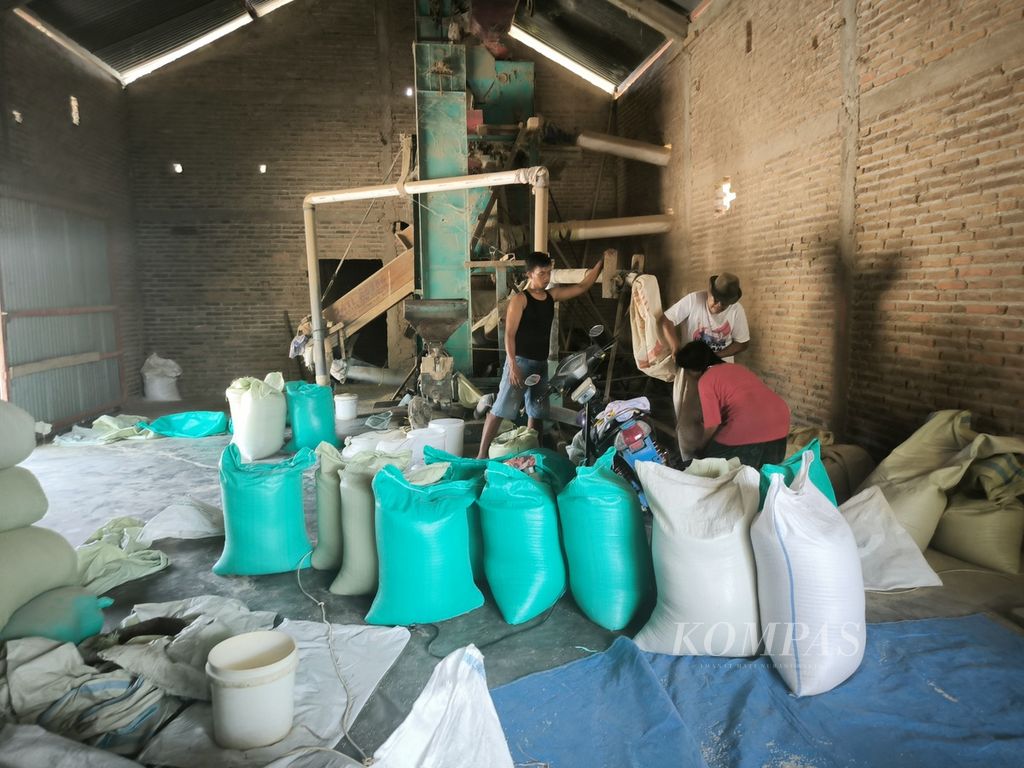 The activity of small rice milling in Ngawi, East Java, on Tuesday (14/5/2024). Ngawi is one of the rice granaries in East Java and nationally.