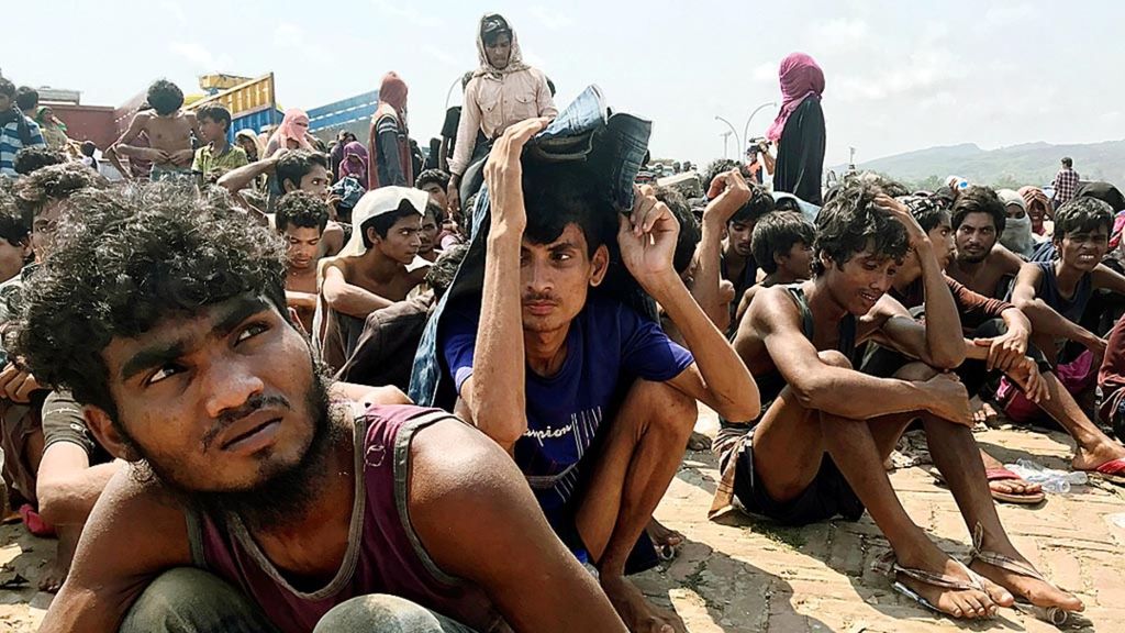 Pengungsi Rohingya dikumpulkan di pesisir Teknaf, tak jauh dari Cox’s Bazar, setelah diselamatkan penjaga pantai Bangladesh, Kamis (16/4/2020). Penjaga pantai Bangladesh menyelamatkan 382 pengungsi Rohingya yang terkatung-katung di laut setelah gagal mencapai Malaysia.