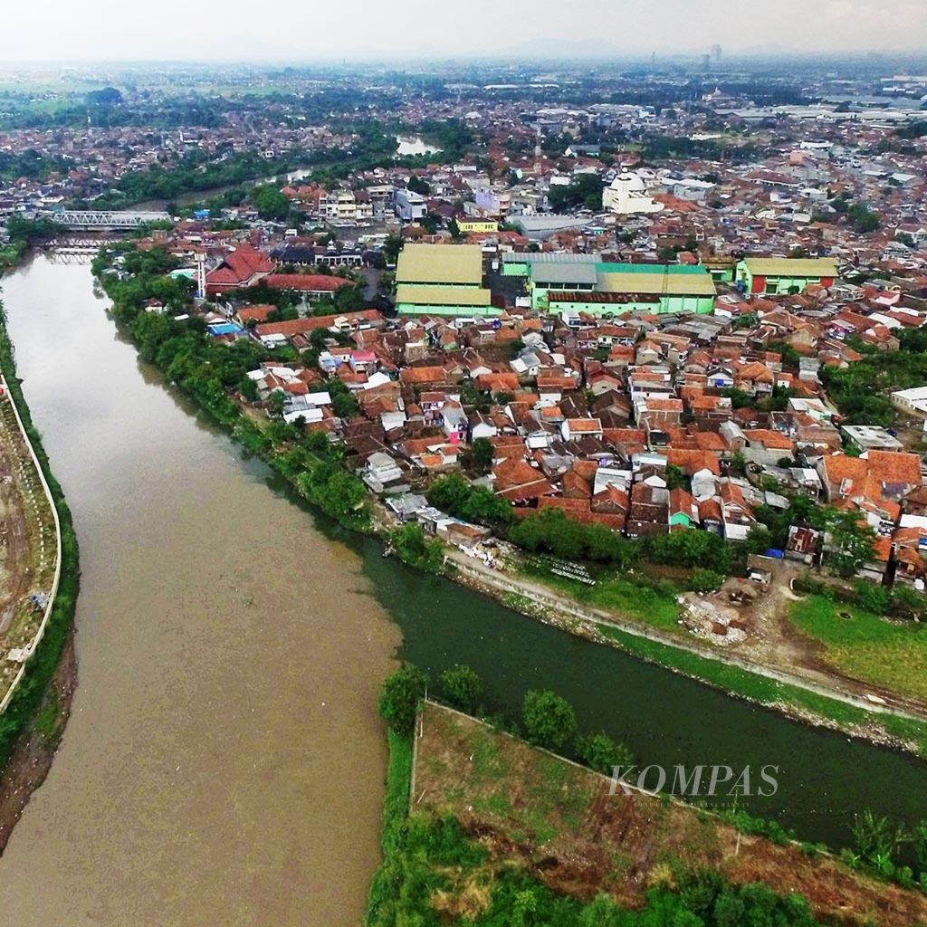 Aliran Sungai Citarum - Muara Sungai Cikapundung (kanan) yang masuk ke aliran Sungai Citarum di Baleendah, Kabupaten Bandung, Jawa Barat, Rabu (3/1/2018). Penataan kawasan Sungai Citarum yang tercemar dan setiap tahun meluap banjir ini perlu segera dimulai untuk memulihkan kondisi lingkungannnya.